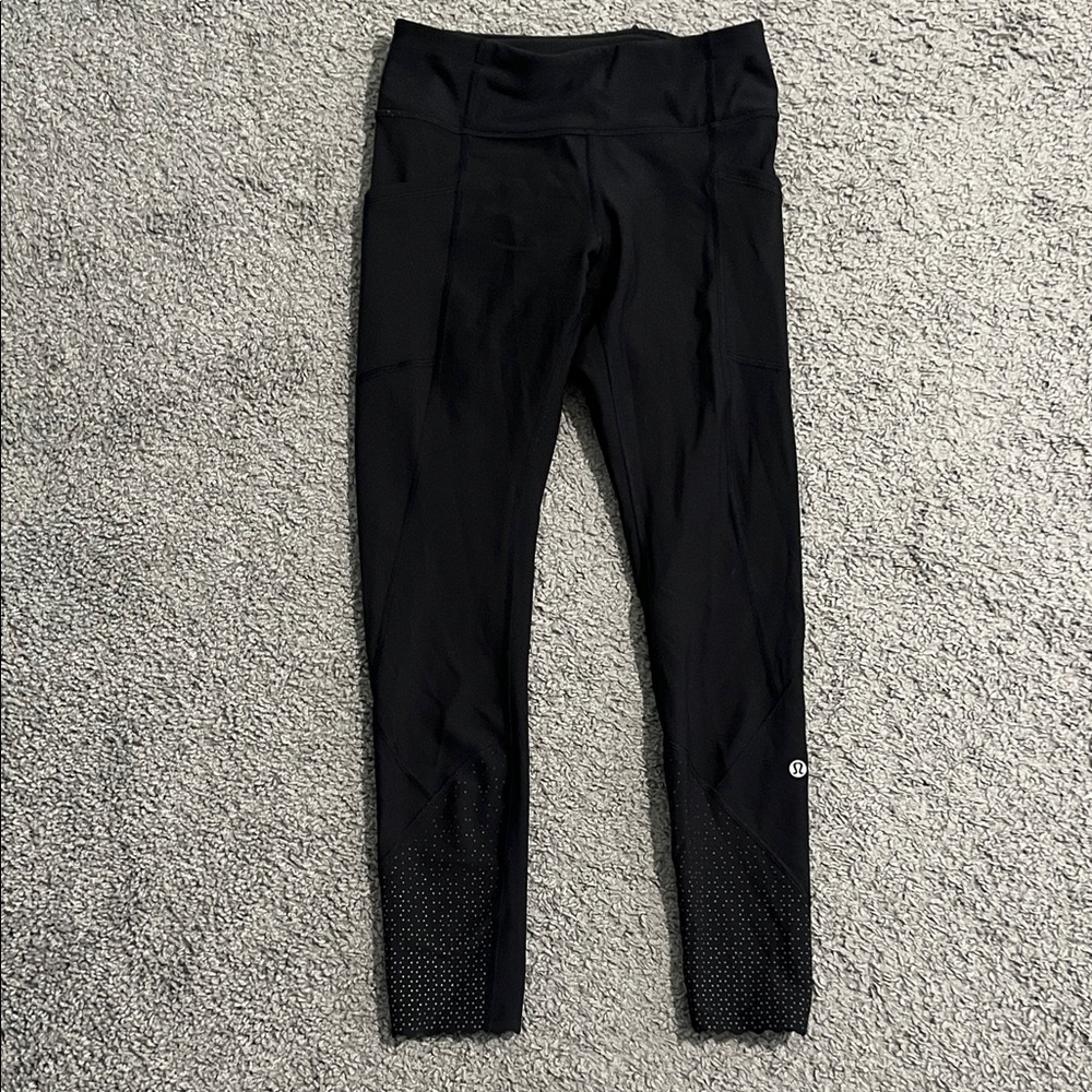 lululemon athletica women size 4
Scalloped bottom 
Smoke free home 
Gently used